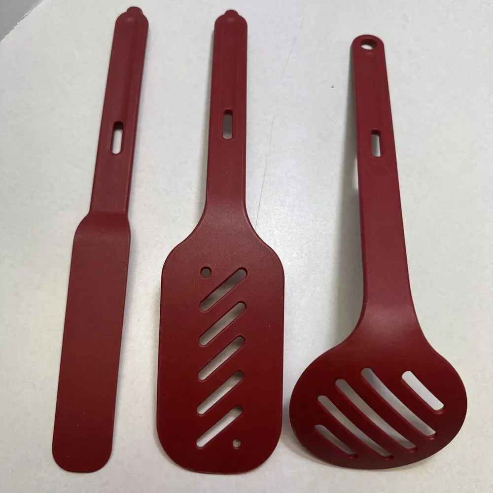 Tupperware paprika red